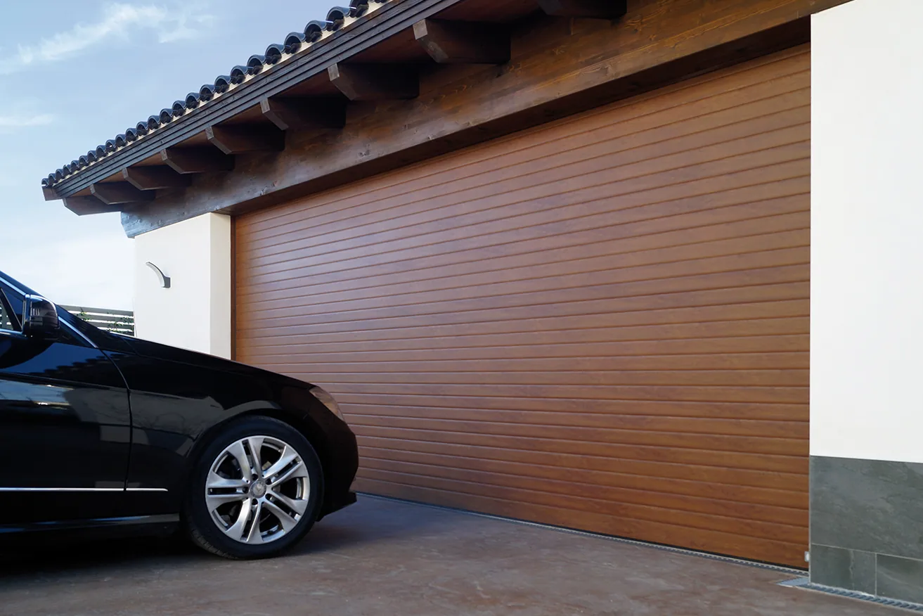 Portón enrollable Luxe Perfil símil madera instalado