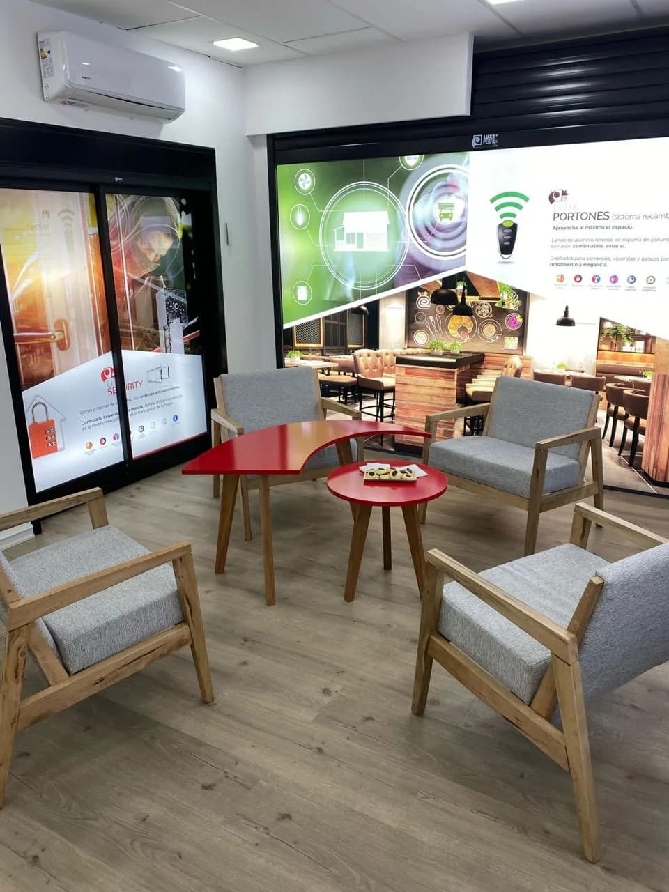 Espacio de exhibición y asesoramiento para sistemas Luxe Perfil